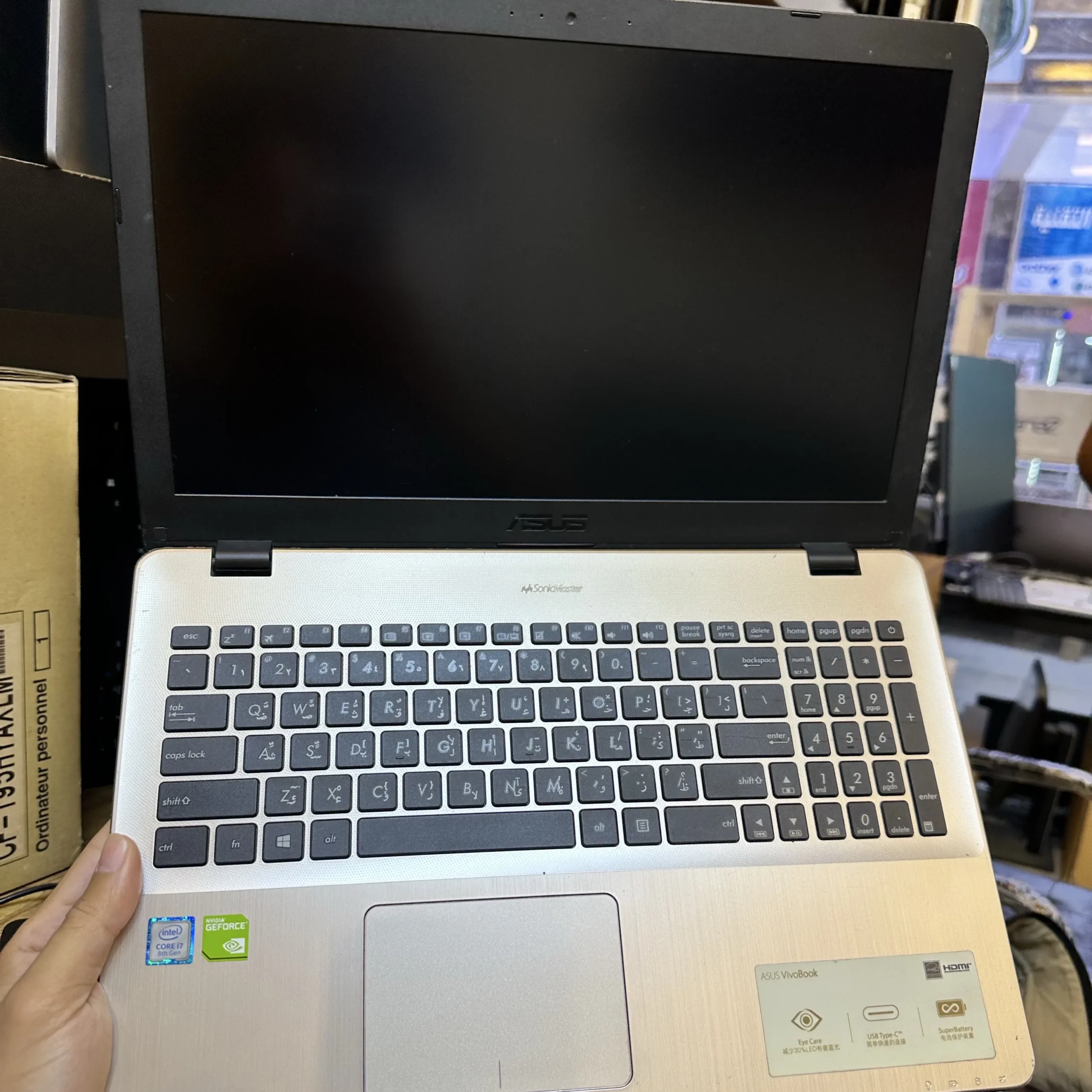 Asus vivobook 15 ci7 8th ram 16 ssd 512 VGA 4G